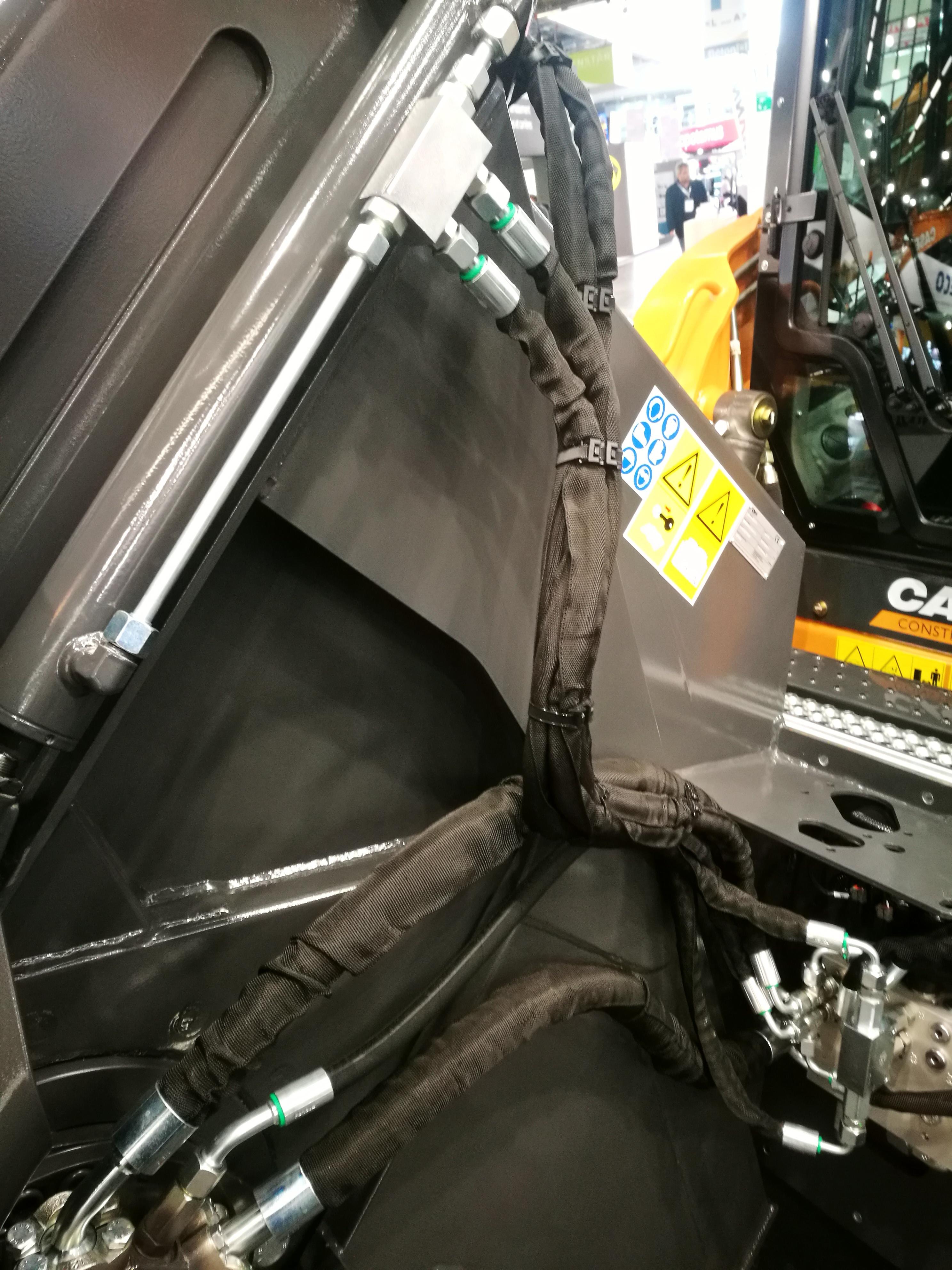 węże hydrauliczne z osłona zainstalowane na maszynie